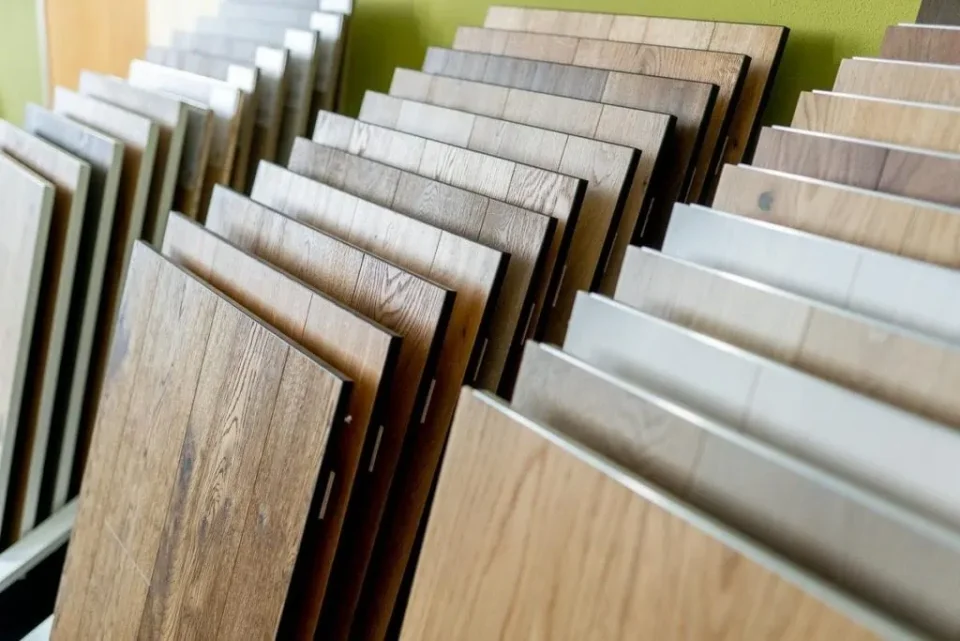 Hintereinander geschichtete Platten mit Holzmustern.