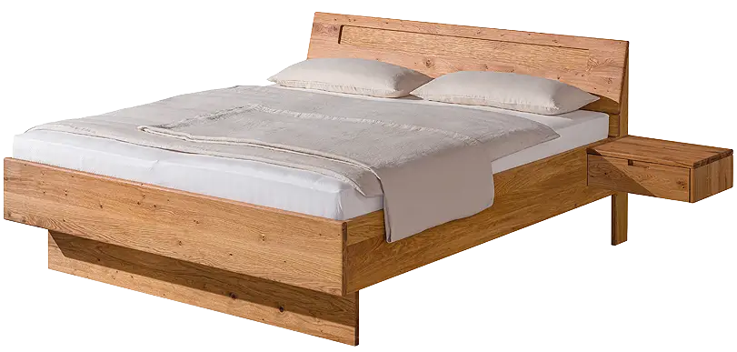 Ein schlichtes Massivholzbett aus dunklem Holz und mit einfacher Rückenlehne. Das Nachtkästchen ist seitlich direkt am Rahmen angebracht und hat keine Füße. Auf dem Bett liegen 2 Kissen und eine Decke, die jeweils mit olivgrüner Bettwäsche bezogen sind.
