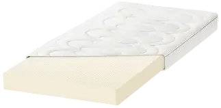 Schematisches Bild einer Vollkern-Naturlatex-Matratze, freigestellt. Der weiße Bezug der Matratze ist diagonal abgeschnitten, darunter wird der leicht beige Matratzenkern sichtbar.