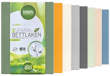 Zusammengefaltete Spannbettlaken in verschiedenen Farben: dunkelgrün, orange, weiß, hellgrau, dunkelgrau, lindgrün, hellrosa und himmelblau. Sie stehen aufgereiht hintereinander